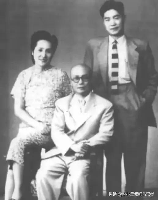 1946年，地下党前往指定地点与人接头时，突然看到来人是国军中将，大惊之下脱口而