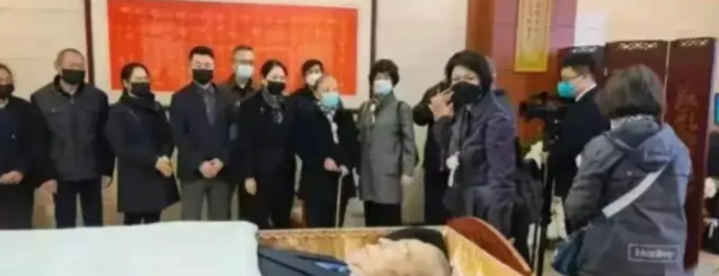 2022年，78岁的林豆豆，站在丈夫的遗体前，留下了这一张照片，镜头中的她头发花
