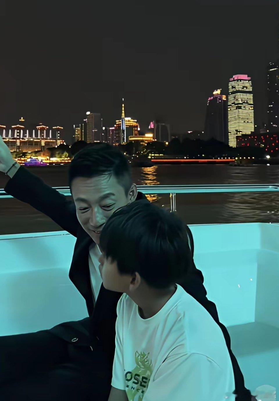 汪小菲带箖箖夜游广州，大大方方晒娃，在珠江上坐船看美景！也留下了一幅幅美好的画面