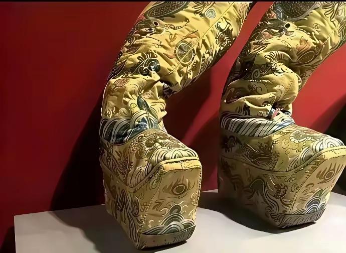 据说这是洪天王的鞋子！似乎明白他十多年不出宫门是啥原因了…