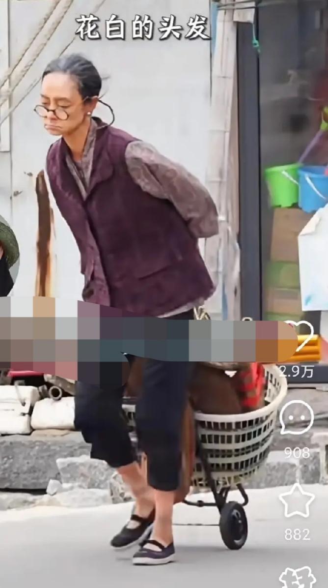 曾经她的美貌迷倒了多少帅哥，如今她在浪浪人生里扮演高龄老太太，没有一点偶像包袱，