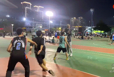 野球场上，不要以为个子小就该被欺负[加油]
该还手时就还手[赞]不服就干真男人！