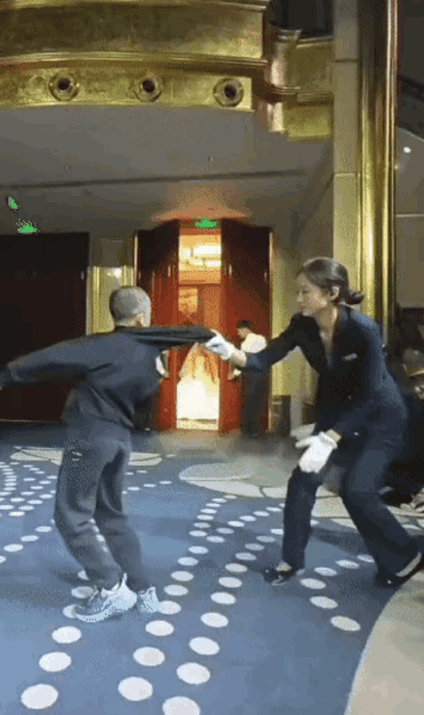 服务员眼疾手快一把揪住，直接挽救了一场婚礼！