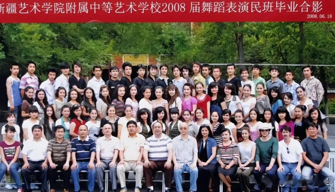 迪丽热巴毕业照，美得和其它人不在一个图层啊！

是谁说新疆遍地迪丽热巴的，迪丽热