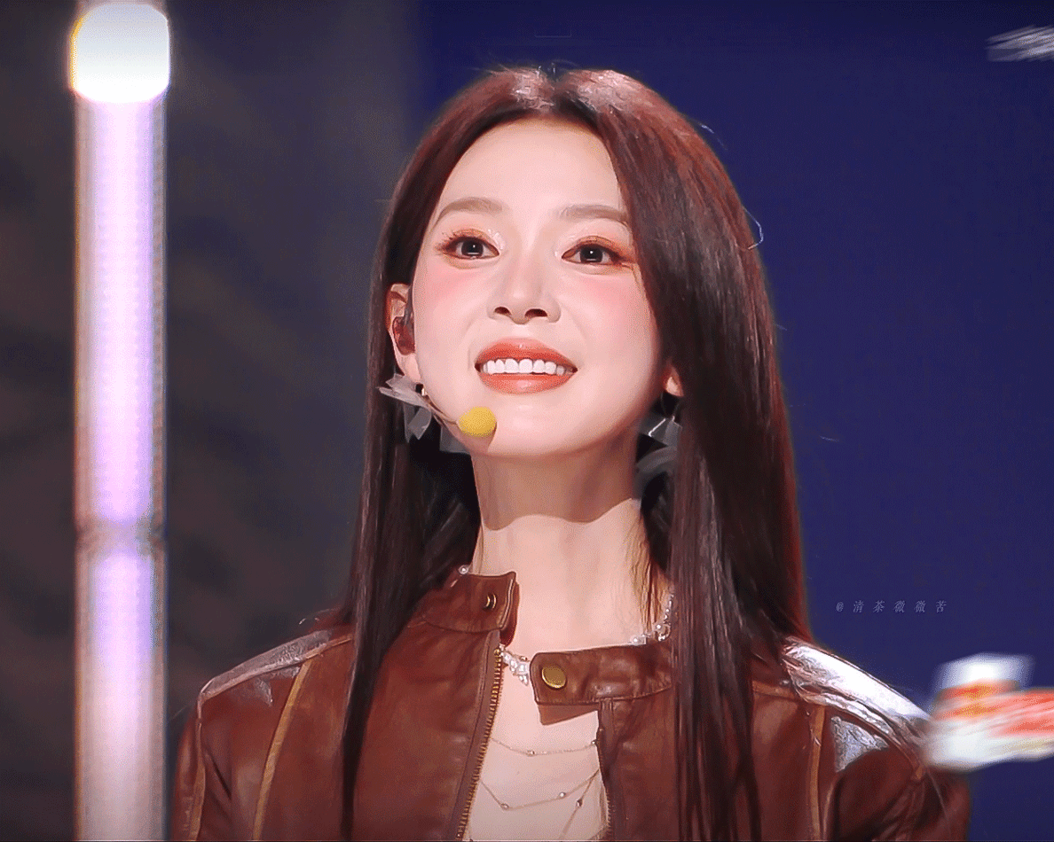 陈瑶陈瑶一周吃六七次火锅被邀请参观工厂果然川妹子身体里流的不是血，是火锅底料！瑶