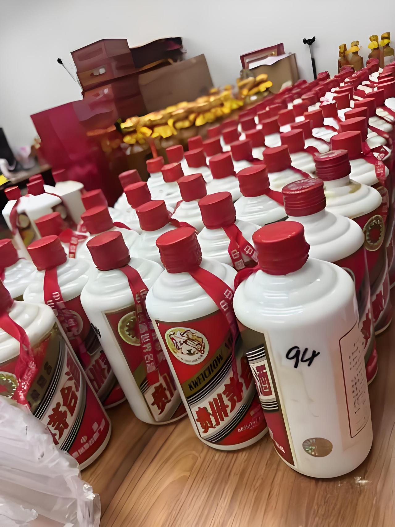 富人一箱酒，穷人半年粮。
退休副省长光丢的茅台酒等就价值高达二百多万，这还是二手