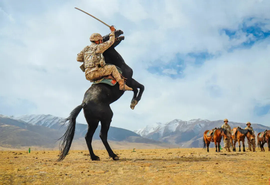 近日，第76集团军某旅骑兵连举行隆重的“授马仪式”，迎接新下连的战士。这是骑兵部