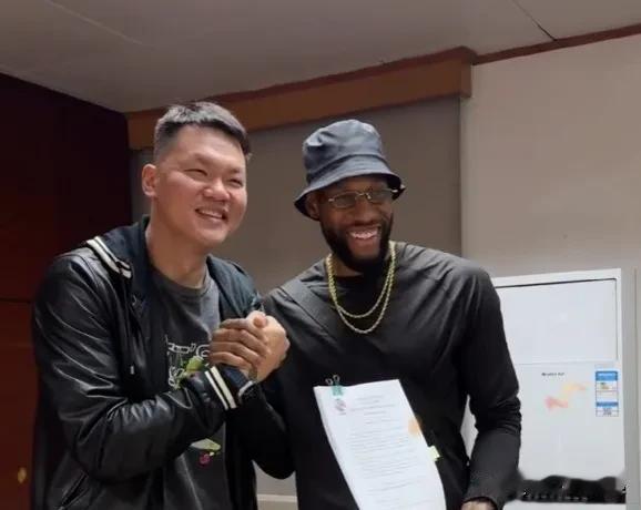 官宣：广东男篮签下威姆斯！威姆斯vs杨政百分大战的热度还在，广东就立马签下前功勋