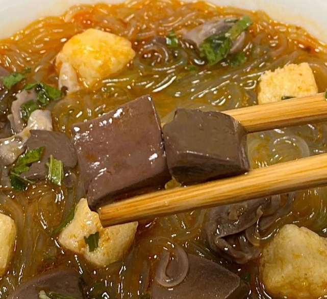 鸭血粉丝汤是上海的特色汤品，汤底鲜美，鸭血嫩滑，粉丝爽口，搭配上鸭肠、鸭肝等鸭杂