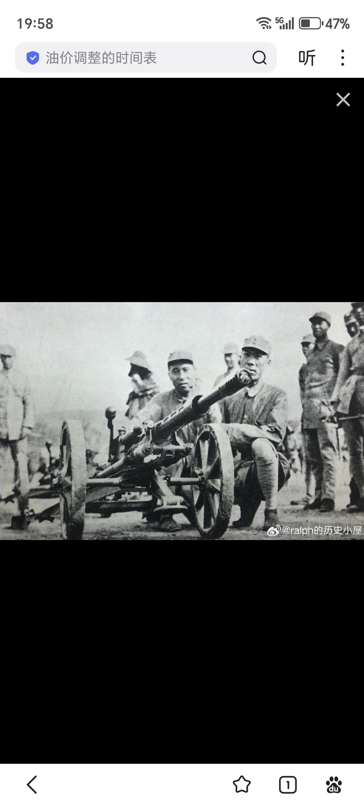 1938年八路军120师炮兵在岚县邓草沟练兵。蹲者右为120师参谋长周士第，左为