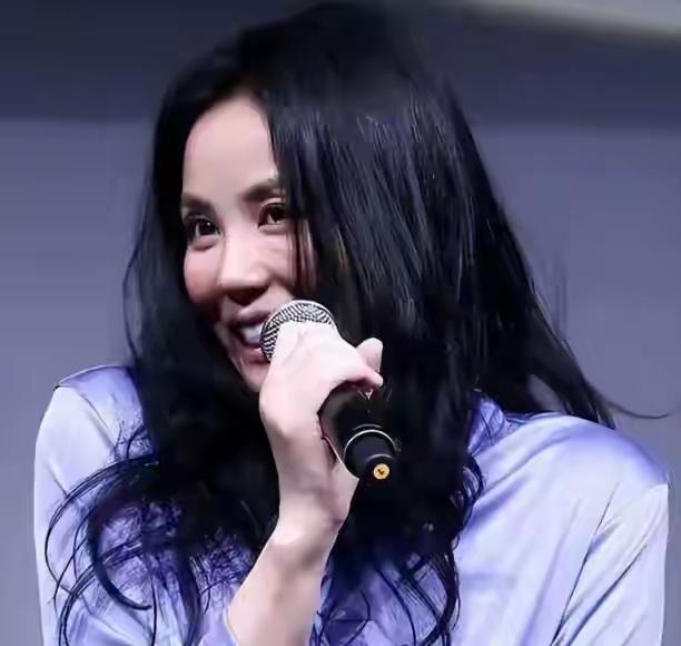 娱乐圈老盯着王菲和谢霆锋催婚，可在王菲这儿，婚姻那纸证书早就是“废品”。她的情感