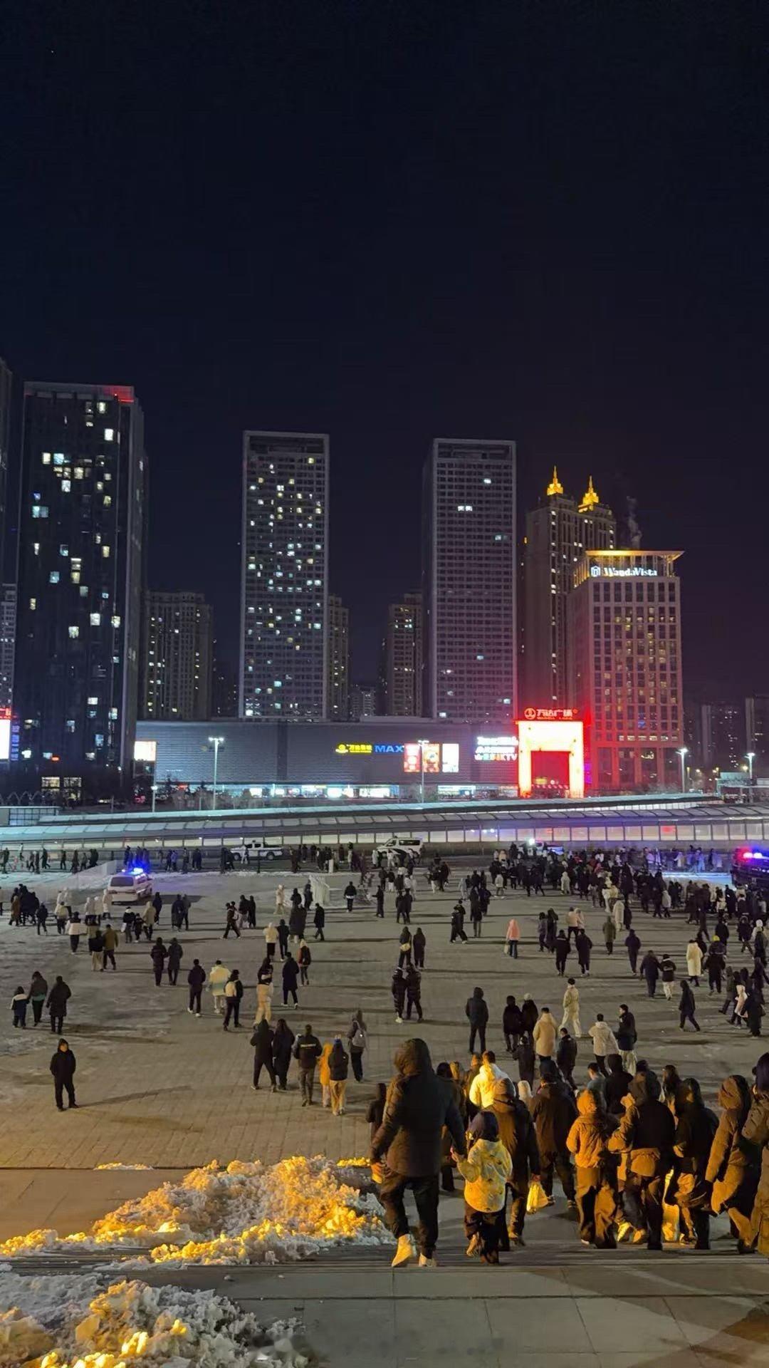 今天是入冬最冷的一天，满场坐满的球迷真不容易，希望在寒冬过后早日迎来暖阳 