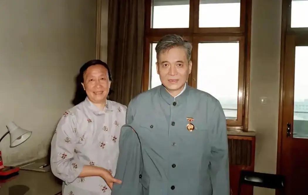 这是“两弹一星”元勋邓稼先和夫人的真实容貌，都看看吧，邓老是一位长情的人，临终前