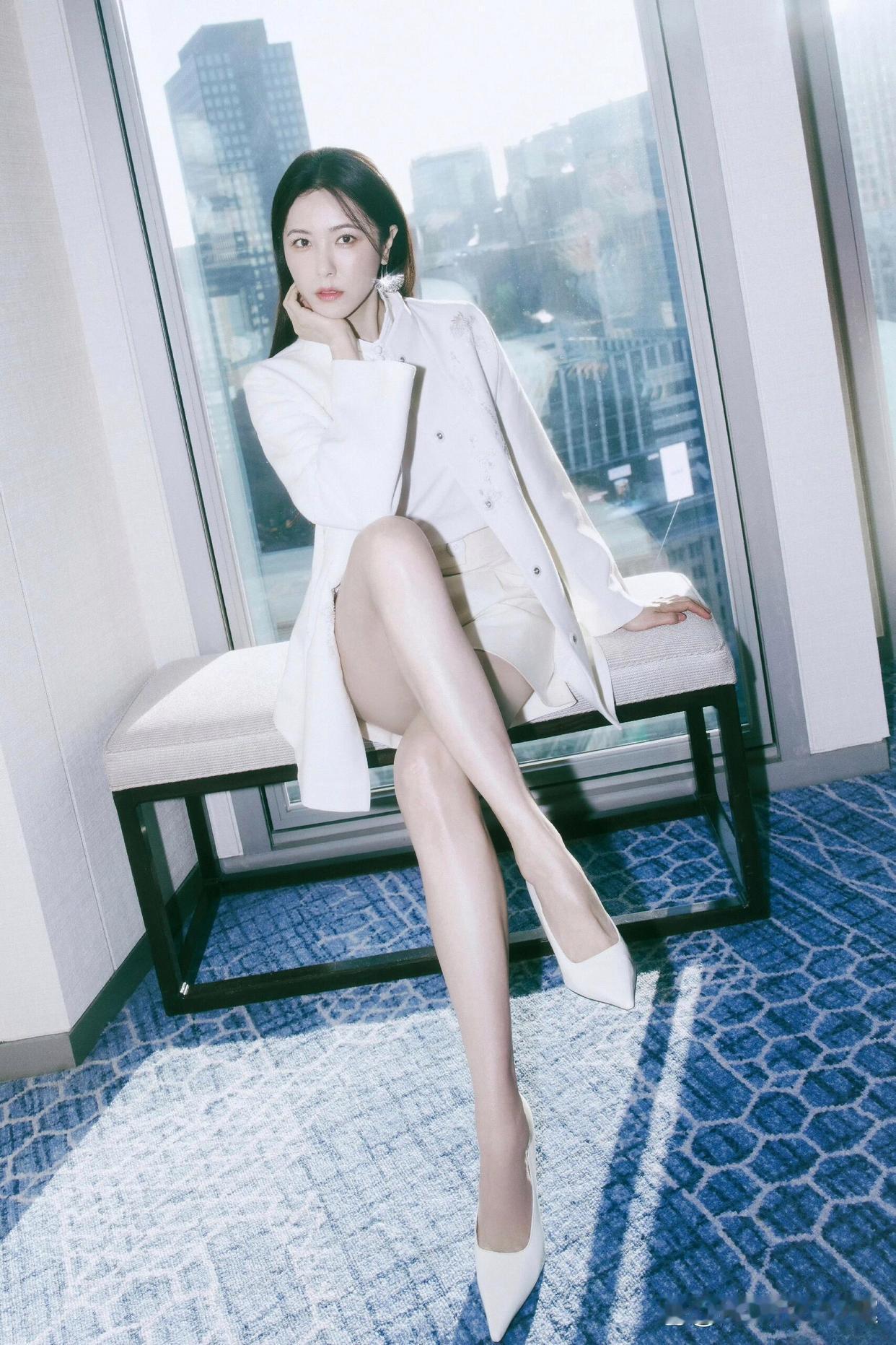 漂亮大姐姐曾黎，白到发光！[爱慕][爱慕][爱慕]