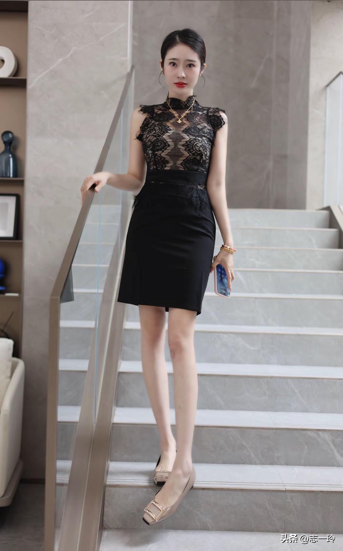 优雅黑裙，步步生姿，尽显都市女性魅力。