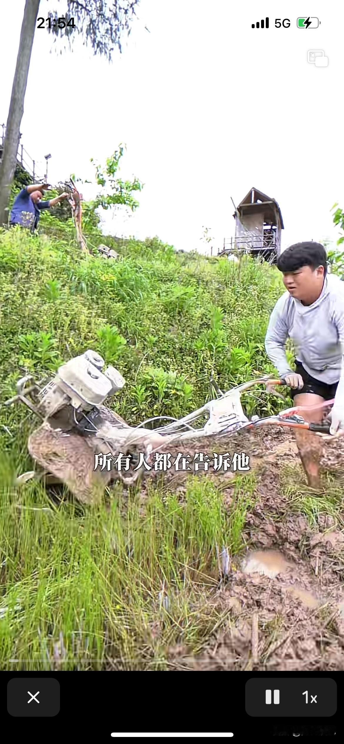 全红婵哥哥又开始干起农活了，，这个孩子真的没有必要这样折腾自己，自己的妹妹已经给