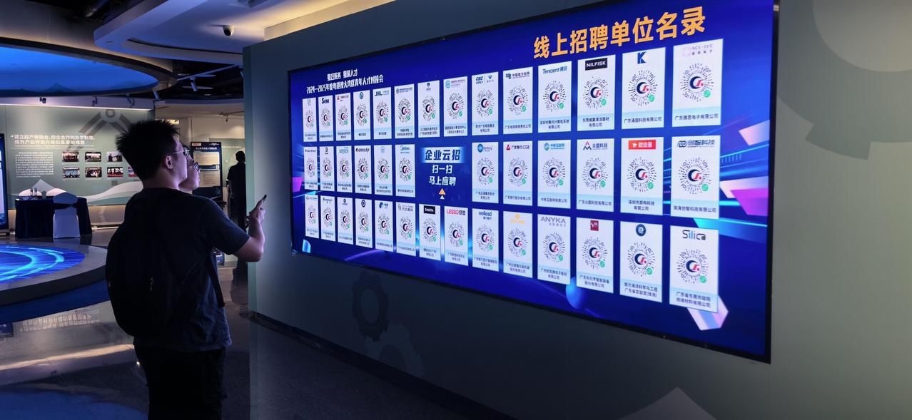 OpenAI正讨论聘请高级管理人员担任主要领导角色。
 
OpenAI这一步棋真