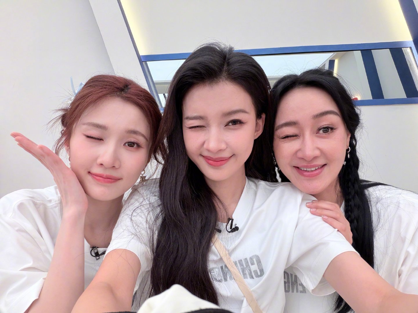 孙怡团全员背了歌词孙怡组《此刻最好的都在身边》脱稿上台，状态超放松，为姐姐们疯狂