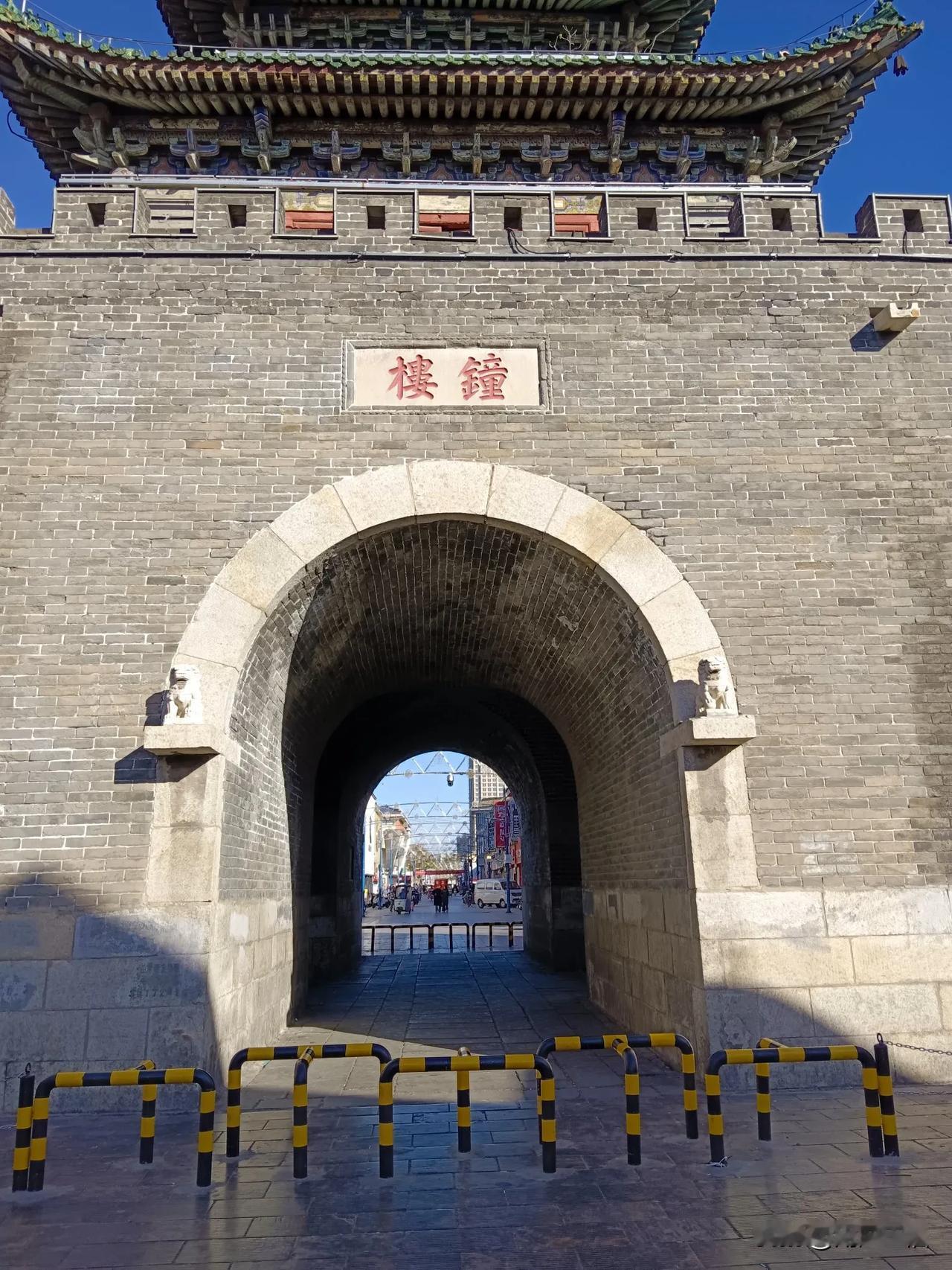 一直没去过北大街了，今天因有事路过钟楼，竟发现钟楼外围已经装上了护栏！

人可以