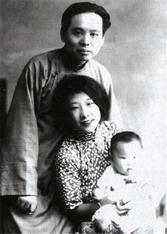 1967年正月初六早上，张恨水在包油条的报纸上看到一则消息，顿时脸色苍白，手微微