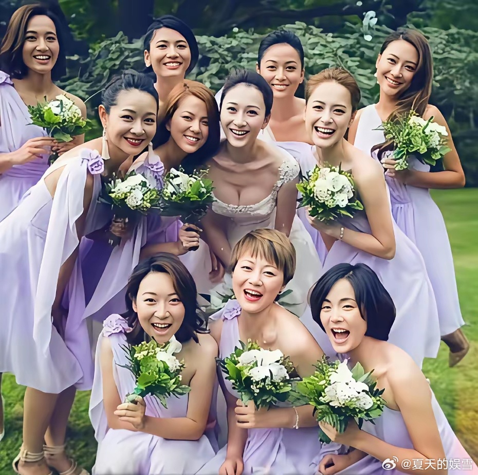10多年前李小冉的伴娘，一个个气质好，貌美如花啊，大家熟悉的有主持人朱丹，她主持