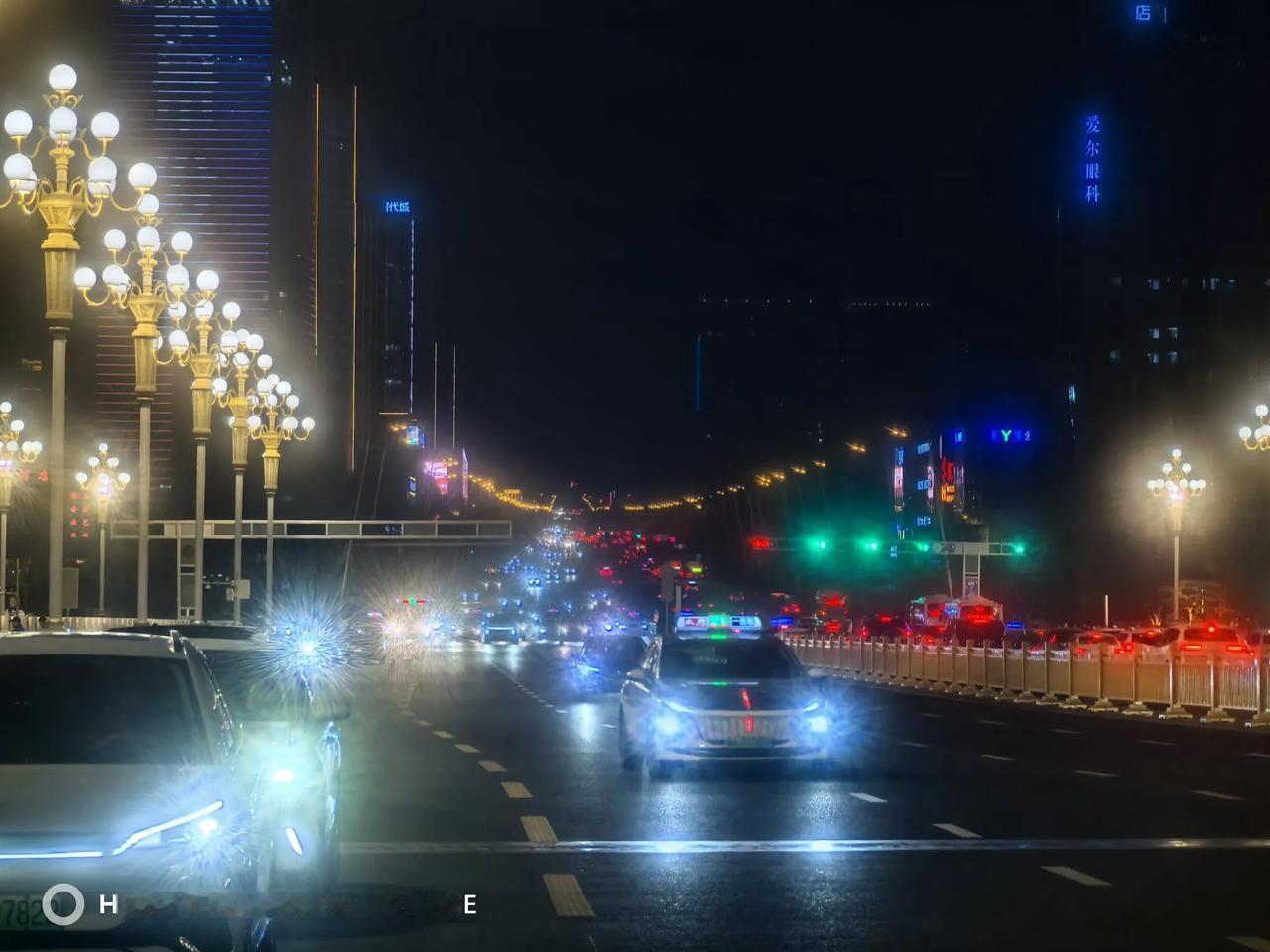 #分享一张你随手拍下的街景#夜色中的太原迎泽大街。