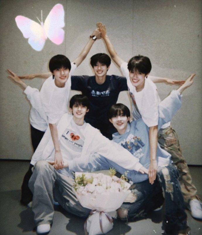 登陆少年演唱会舞台直拍纯享登陆少年演唱会全员直拍无死角期待登陆少年澳门演唱会！全