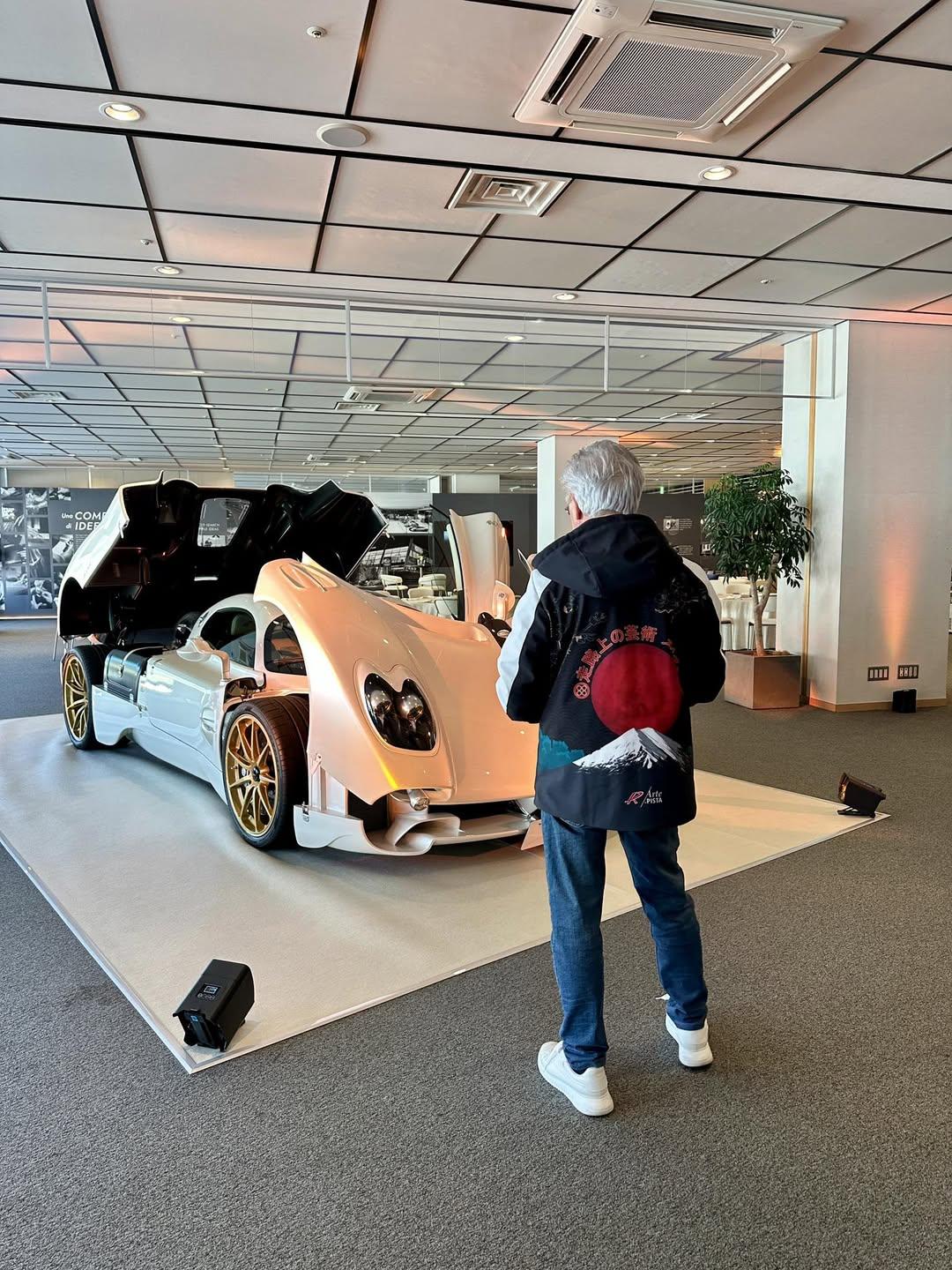 帕加尼欣赏着岛国首台白骑士Utopia