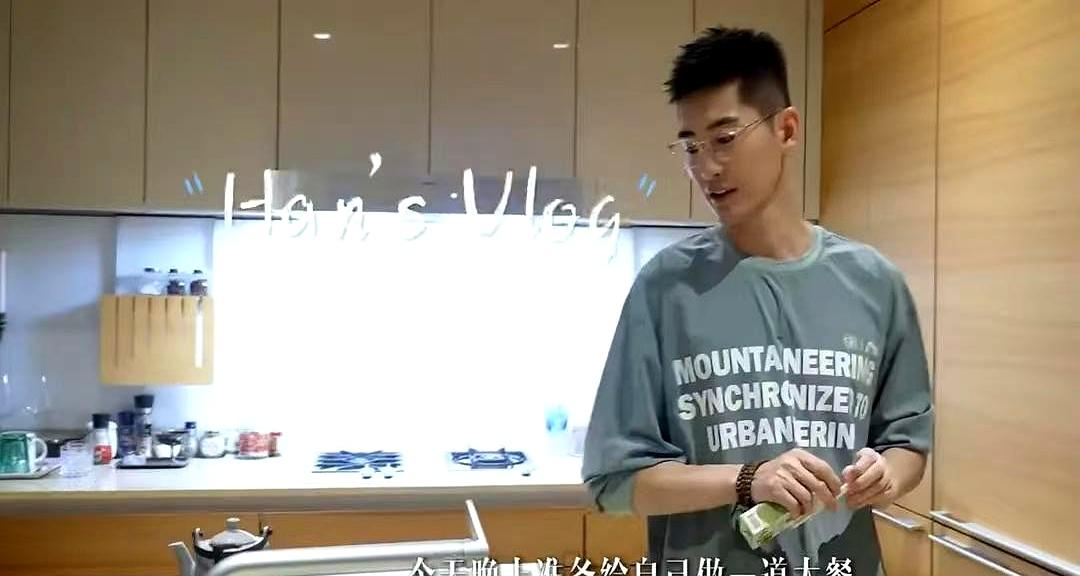 张瀚首度晒自己在北京大平层，精致的男人，女友也首度出镜。
 

他在窗明几净的家