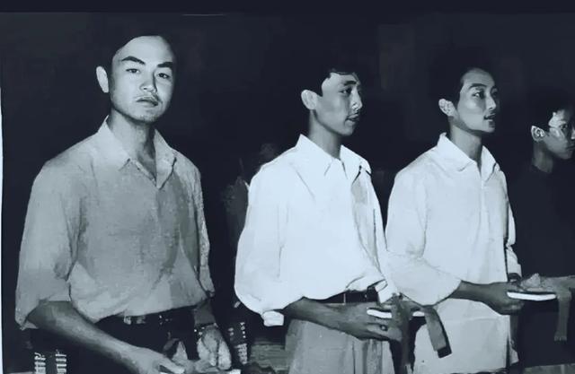 1981年9月， 北京第二外国语学院 ，大礼堂，王毅被学校评为“三好学生标兵”，