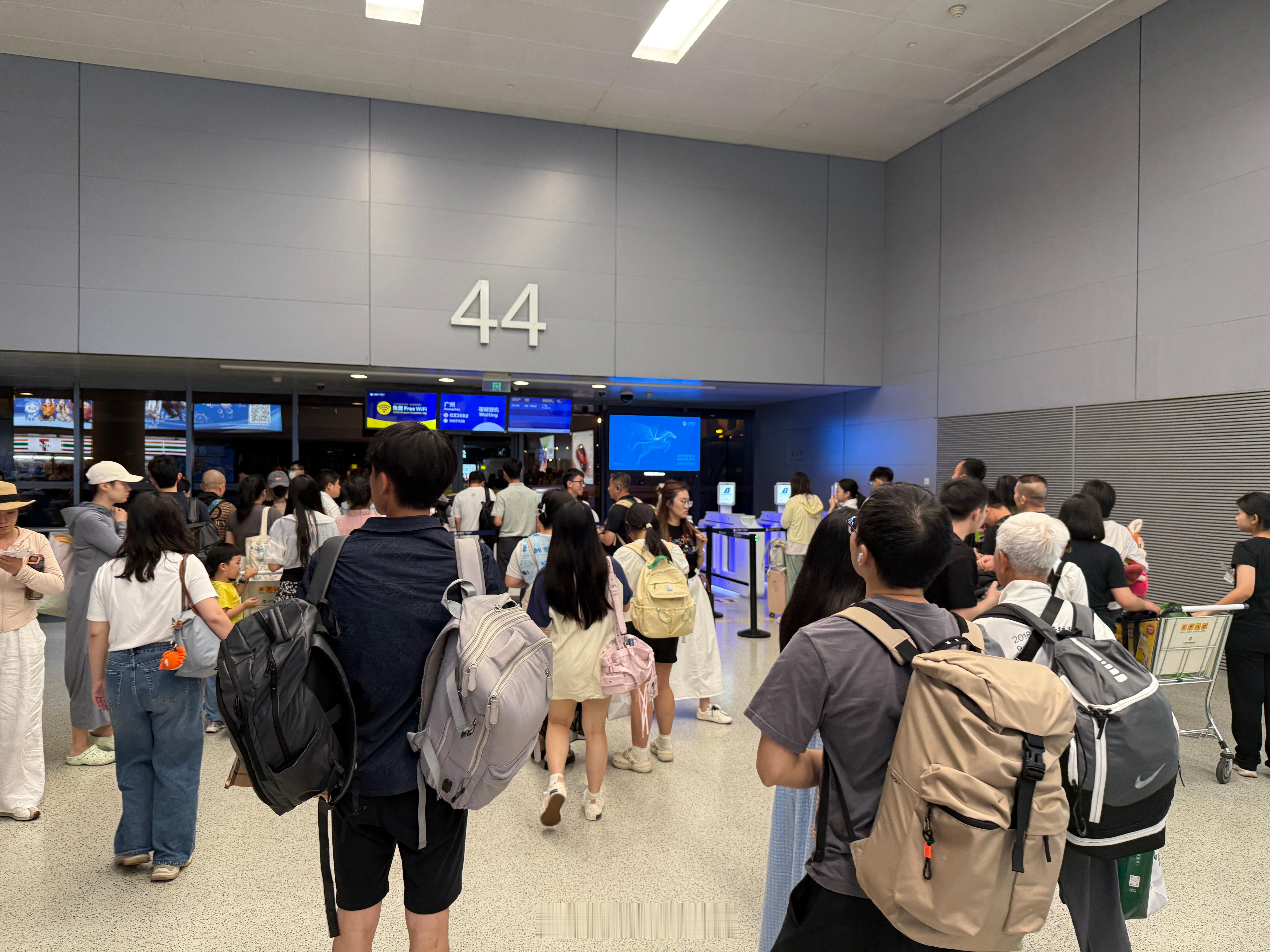 都以为叫登机了，结果是叫大家过去可以领水喝[困][困] ​​​