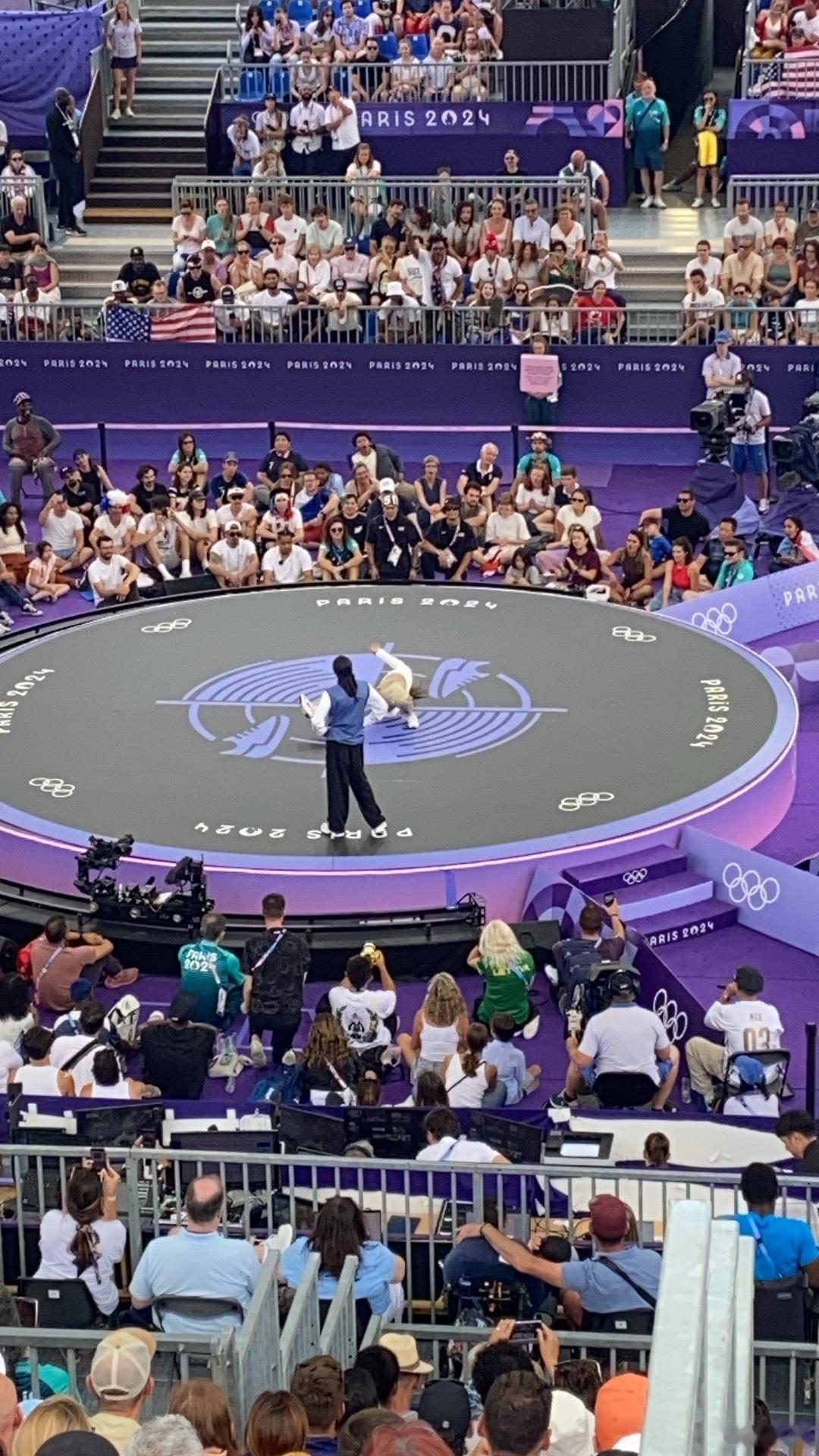 我们70后，小时候，也带着露手指的霹雳手套，马路边上，擦玻璃，太空步，我跳得还挺