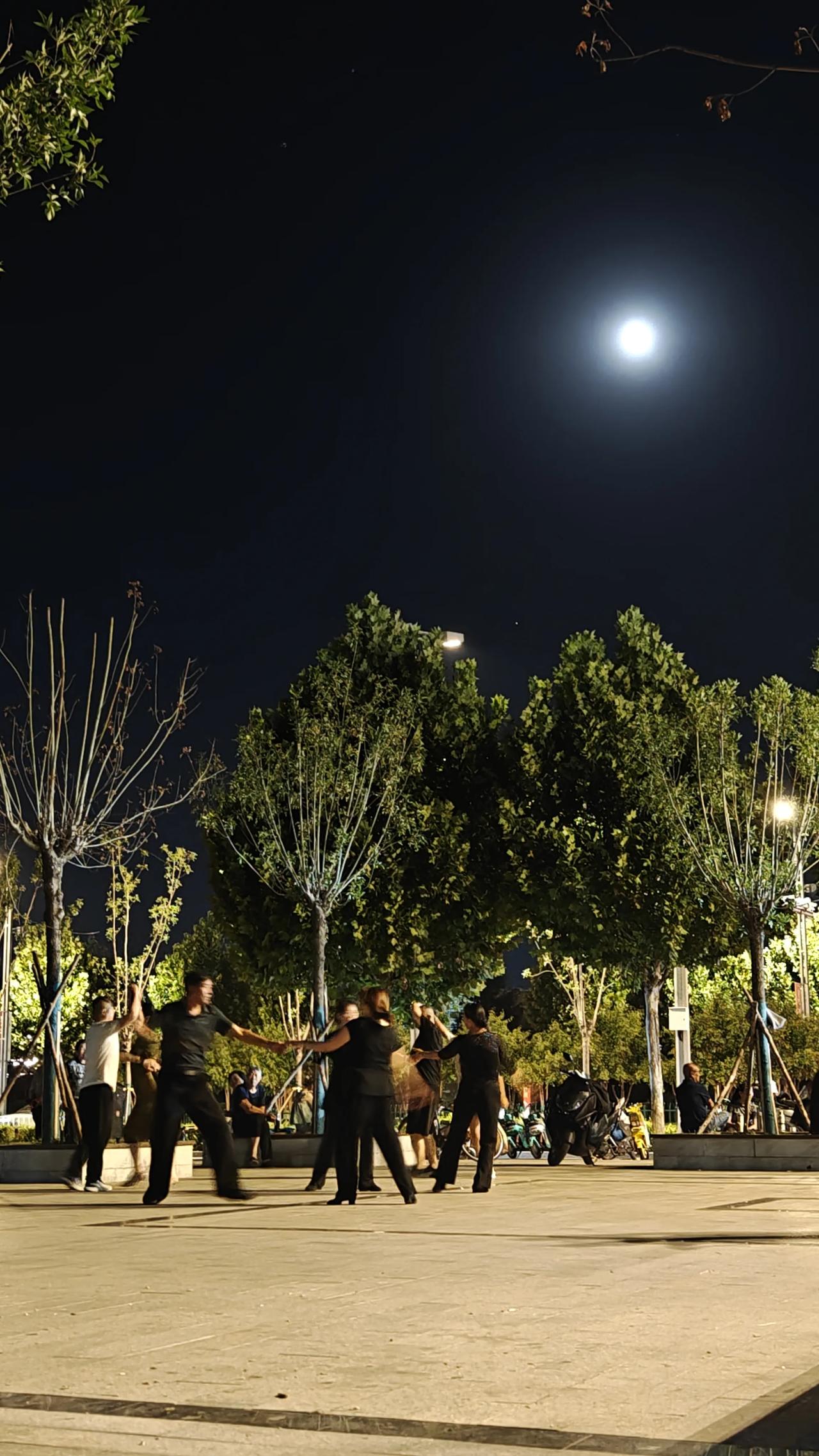 广场交谊舞，有几对夫妻

在这个小广场观察了十多天，将所见实况记录下来，谨以此文