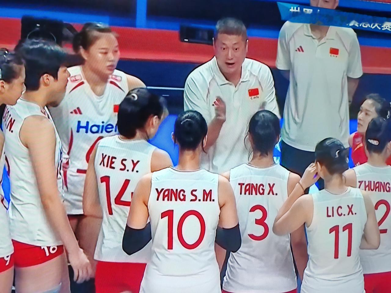 世界女排联赛总决赛，中国女排对阵美国女排，中国女排首发阵容是：解盛钰，庄宇珊，李