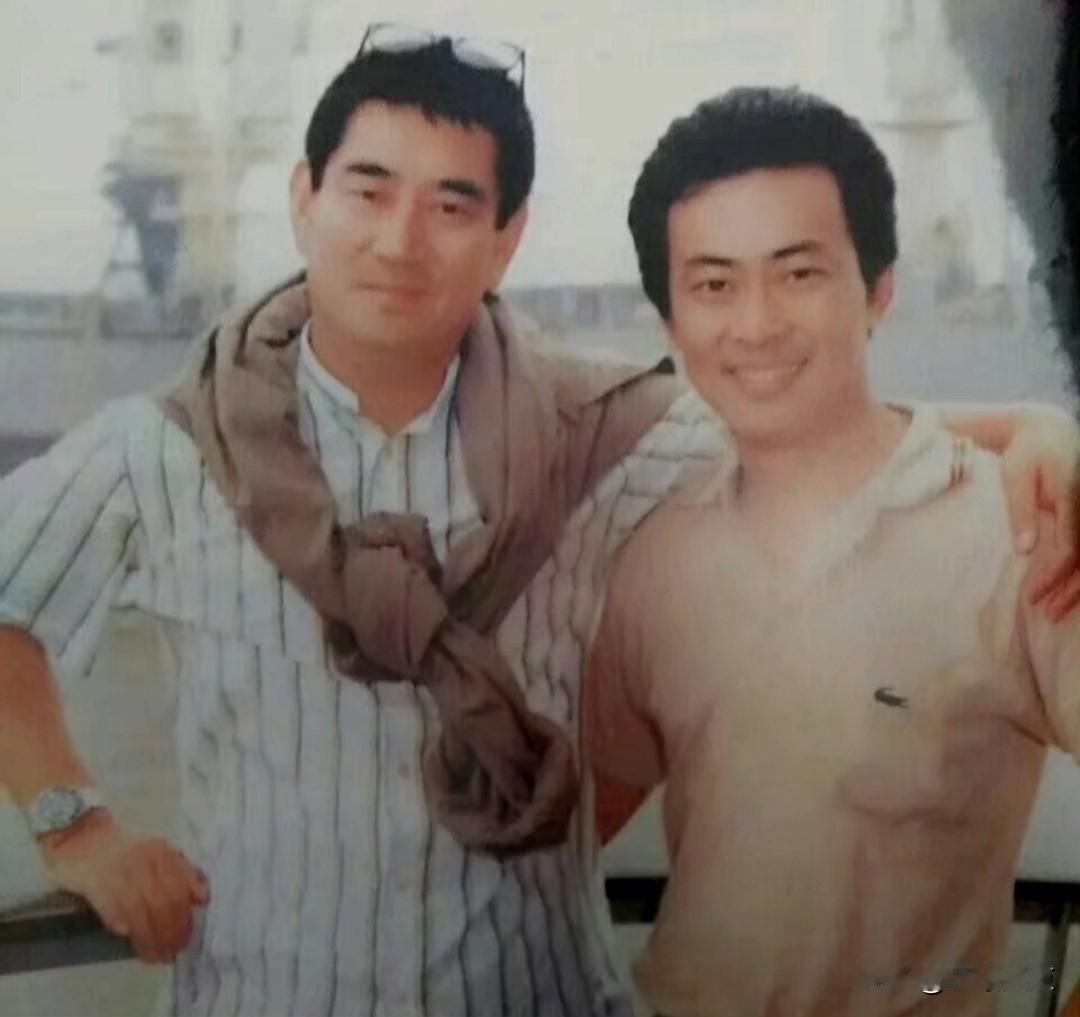 上世纪八十年代初，日本影星高仓健访华，右边这位上影厂的青年演员与他同框合影。
这
