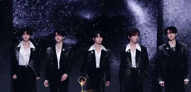 【2025微博之夜 红毯】TFING西装好闪TFING微博之夜红毯生图 童禹坤、