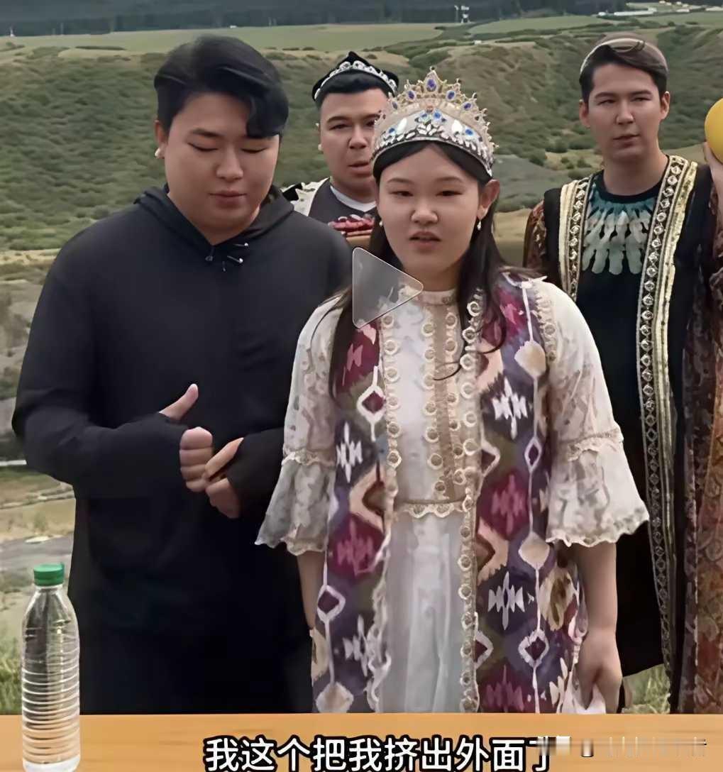 全进华已经不耐烦了，全进华手把手教张家齐带货，张家齐一直好像小朋友一样教一句学一