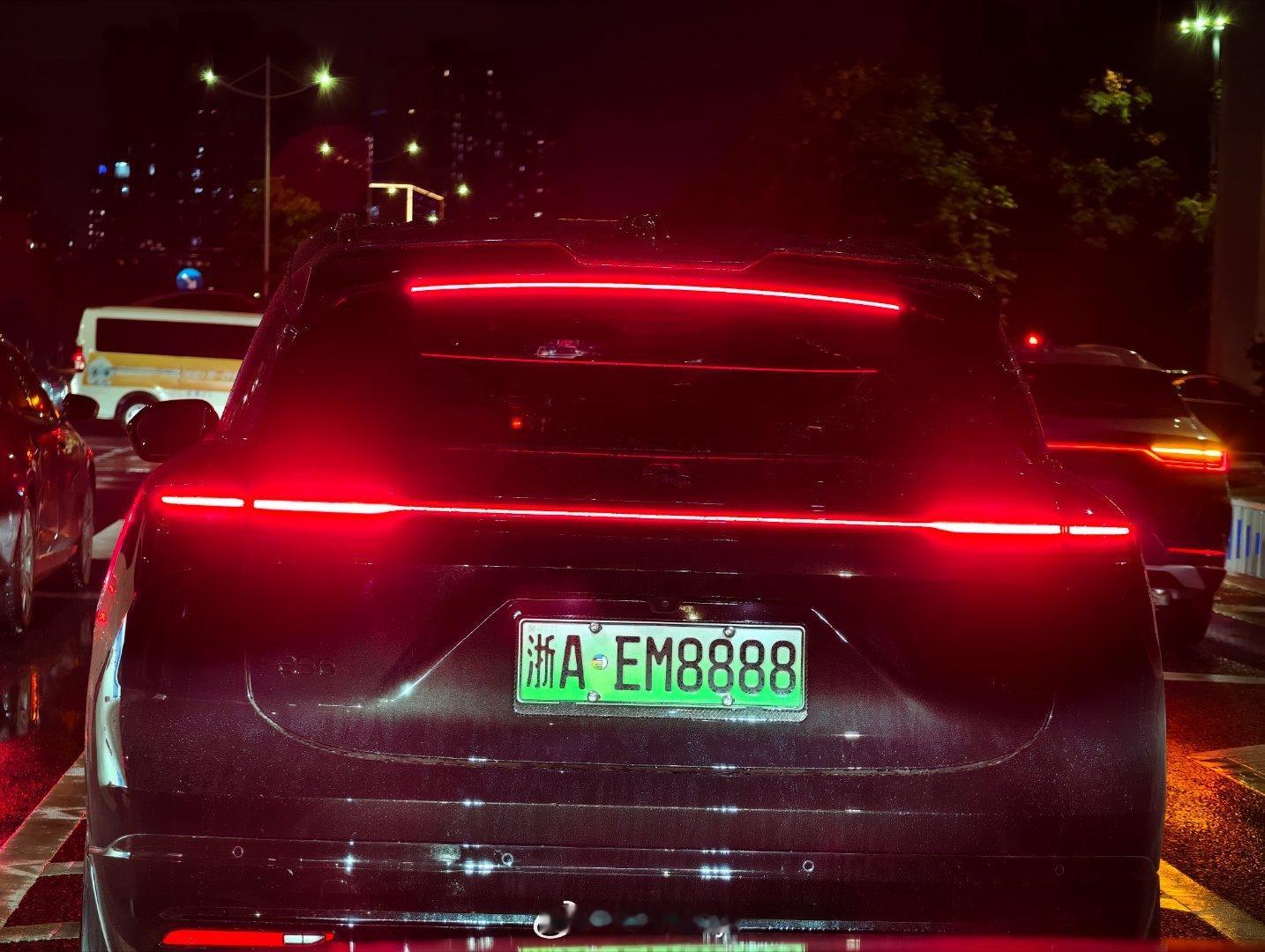 路口等红绿灯，拍到俩靓号车，一个是绿牌的蔚来es6 ，一个是蓝牌的奔驰C260 