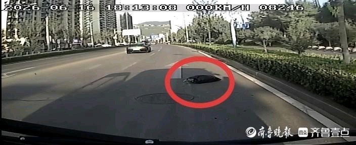 济南公交司机下车清障化解安全隐患