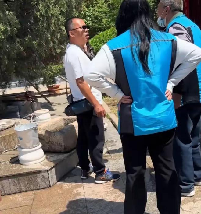 5月4日报道，青岛灵珠山菩提寺内，一名白衣男子带着孩子来到寺院井边，打算取用井水