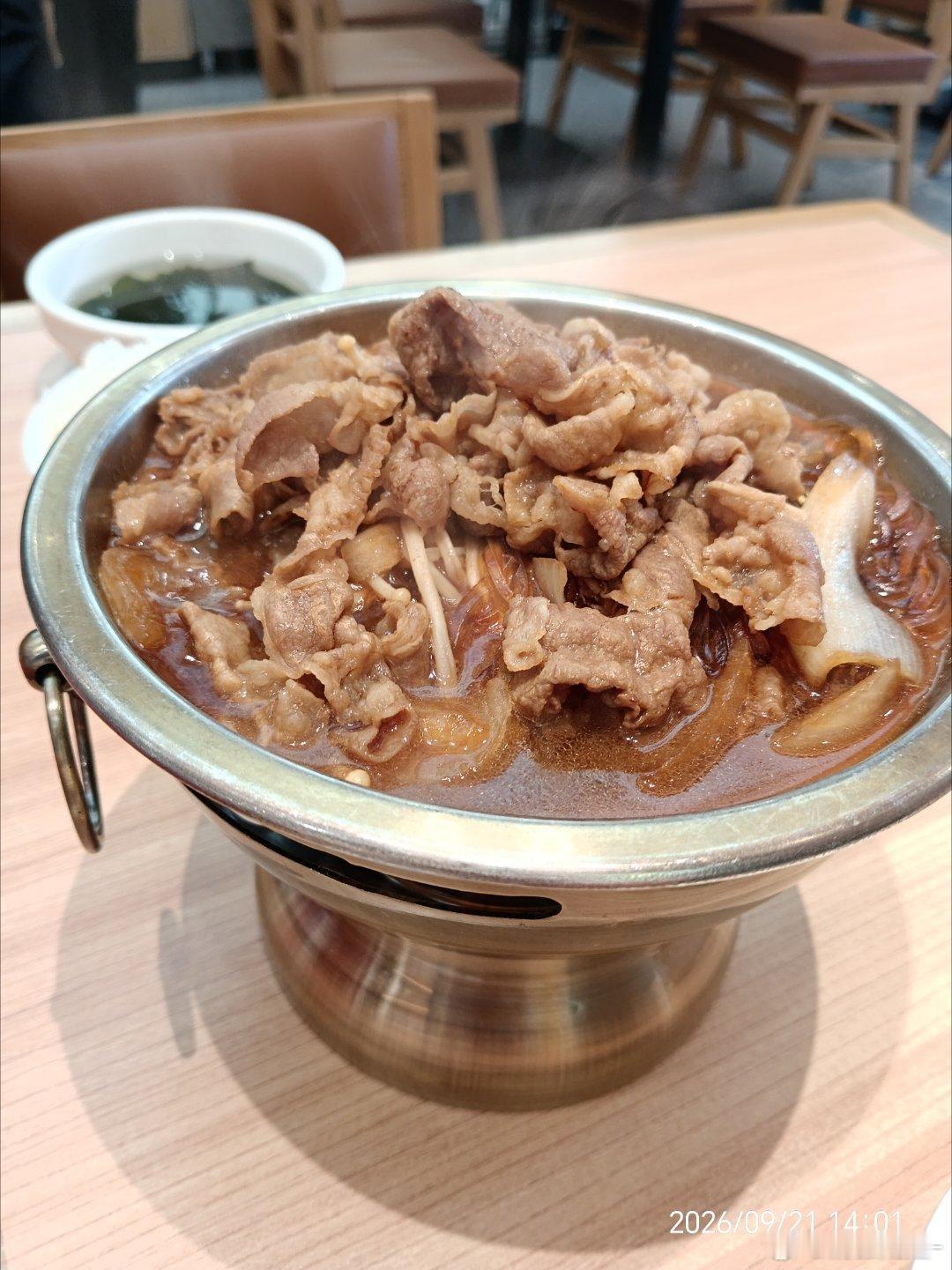 姐姐就喜欢吃这家而我最喜欢吃这家的肥牛锅一个人就咣咣造一个肥牛锅，除了里面的粉条