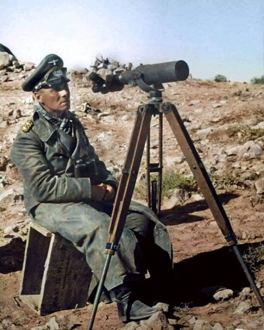 一张拍摄于1942年6月底/7月初在阿拉曼战役前夕的照片，一位精疲力竭...