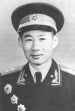 1955年授衔前夕，我军一副军长按照级别应被授予少将军衔，谁知贺龙听说后顿时火冒