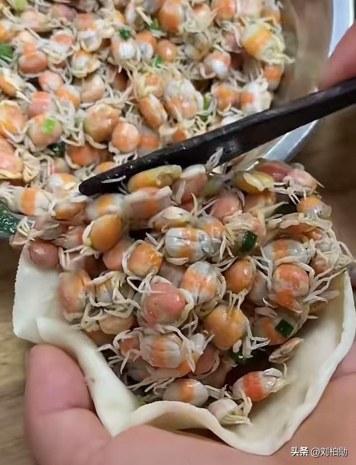 这是青岛特色豆蟹包子，实打实来自大海的馈赠。暄软薄皮裹满带橙黄蟹膏的迷你豆蟹，佐