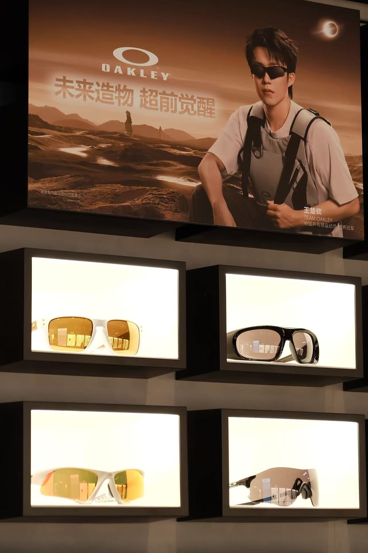 请把眼镜焊在王楚钦脸上 王楚钦2026赛季表现抢眼，不仅拿到WTT新加坡站和国际