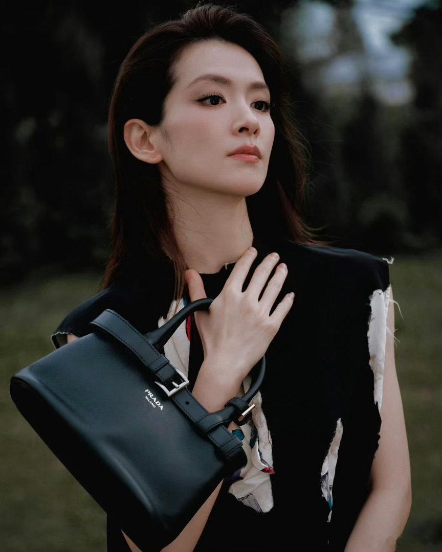 Prada广告又是陈昊宇💫自带故事感的面孔，演绎Prada假日系列，于简约之中