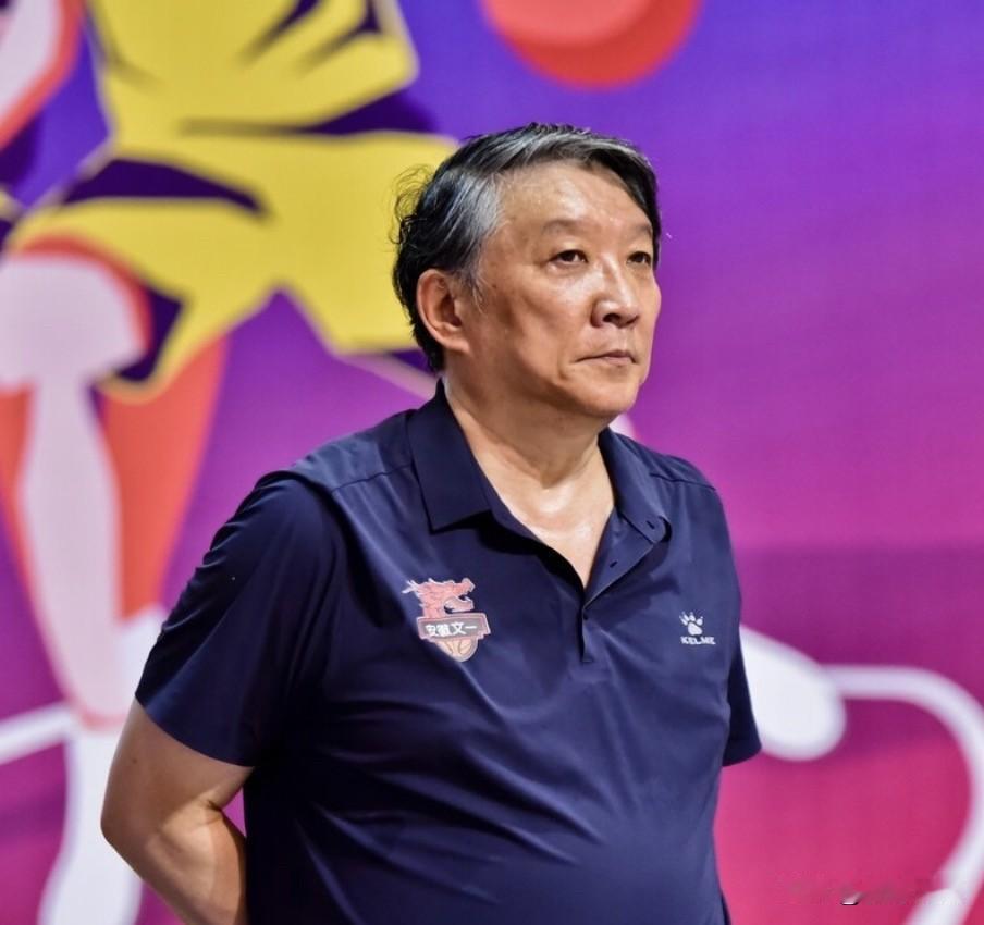宫鲁鸣真不适合当女篮主教练了！
第四节最后5秒，落后2分，99%职业教练员都会叫