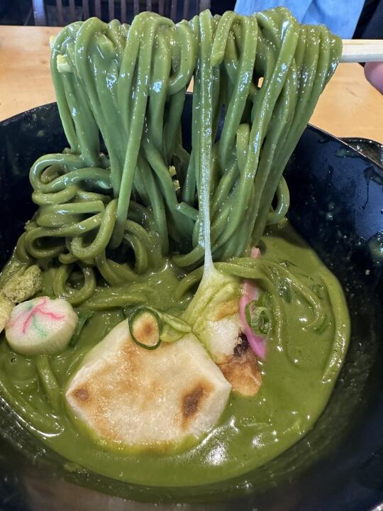 在日本吃到了，西安菠菜面，很棒