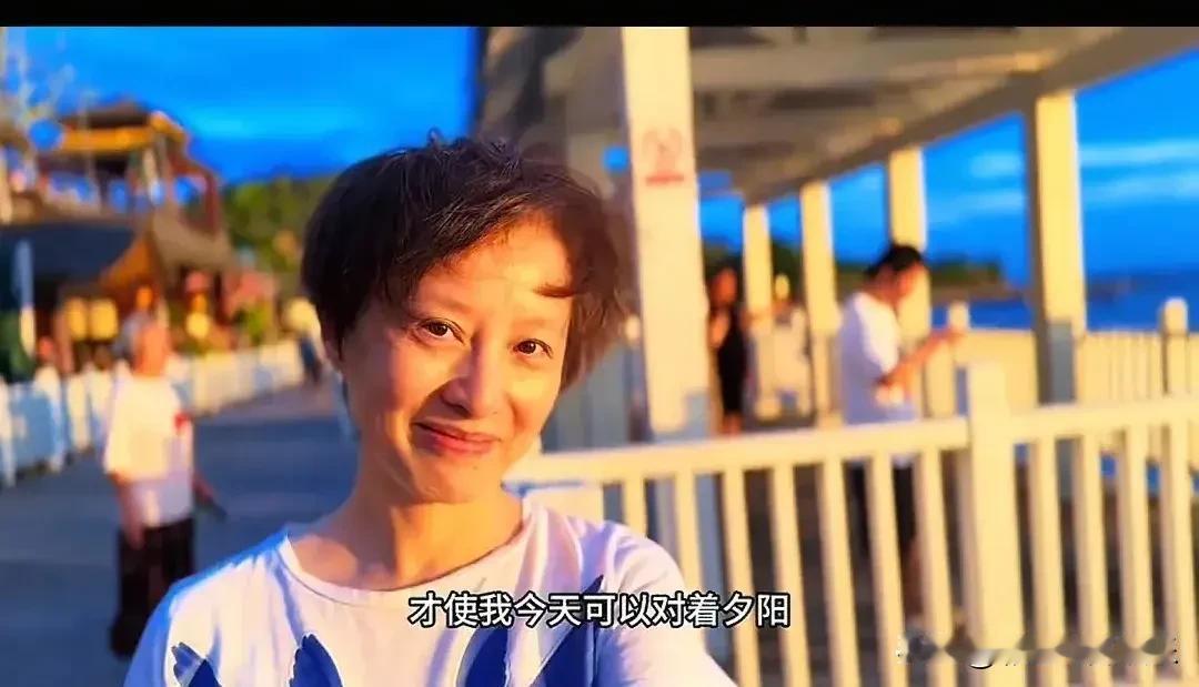 情深深雨蒙蒙的可云怎么老成这样了？可云扮演者叫徐露，她年轻时真的好美，精致的五官
