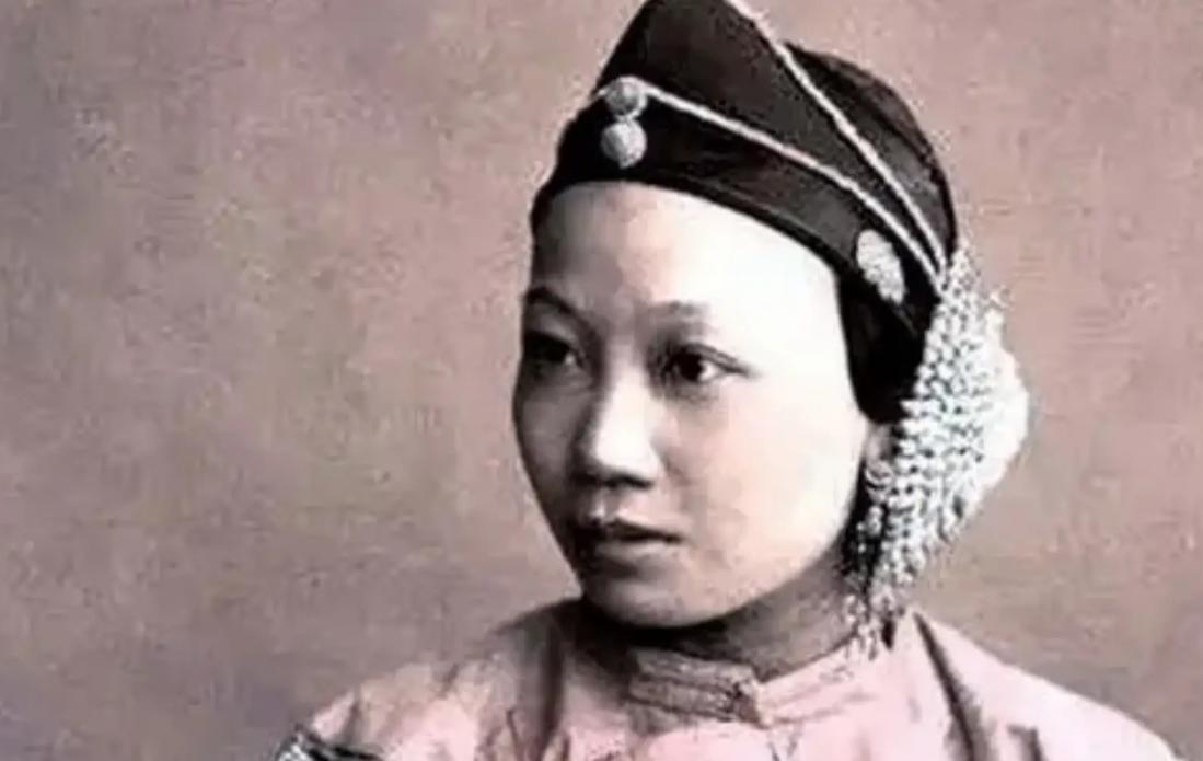 1901年，直隶总督袁世凯母亲去世，他回乡葬母。哪料，袁家族长袁世敦却厌恶的说：